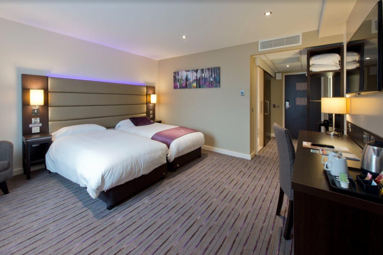 Premier Inn Leeds Headingley Екстериор снимка