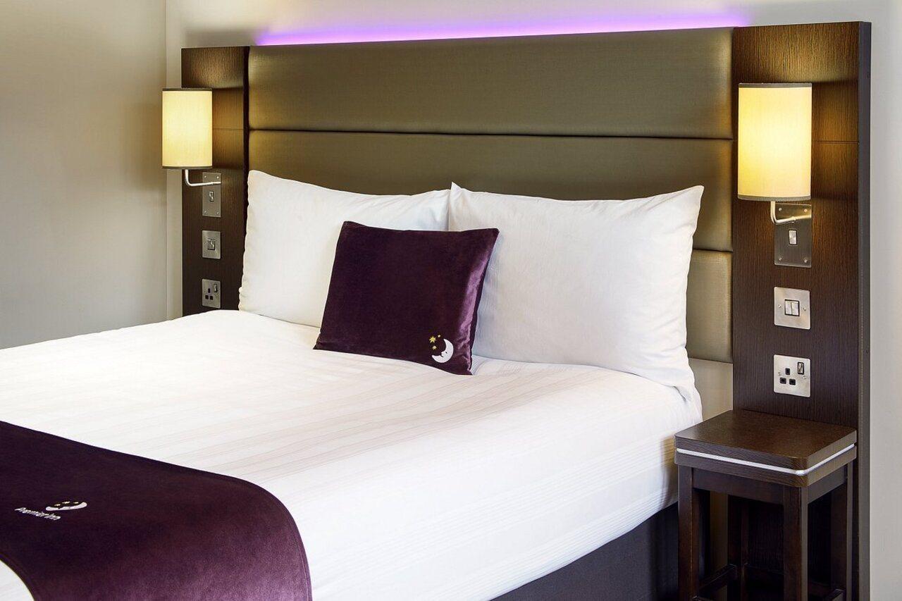 Premier Inn Leeds Headingley Екстериор снимка