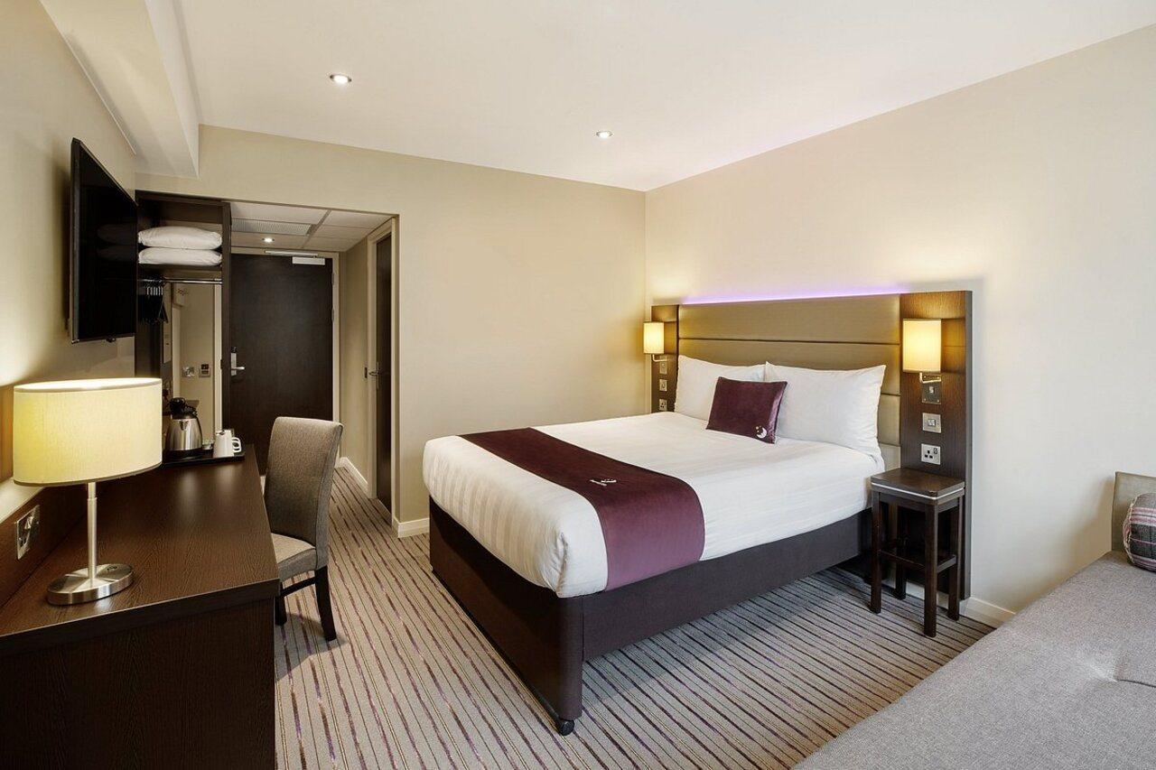 Premier Inn Leeds Headingley Екстериор снимка